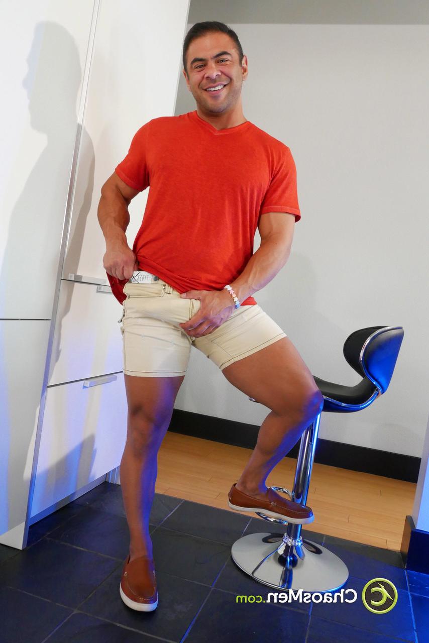 20P La brune gay musclée Draven Navarro révèle son gros pénis et son cul serré