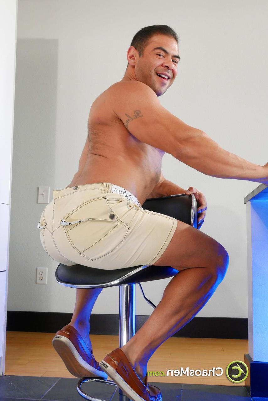 20P La brune gay musclée Draven Navarro révèle son gros pénis et son cul serré
