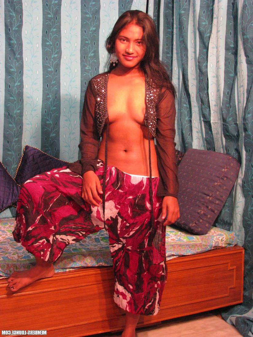 15P Adolescente india juega con su cabello mientras muestra sus tetas y su coño también