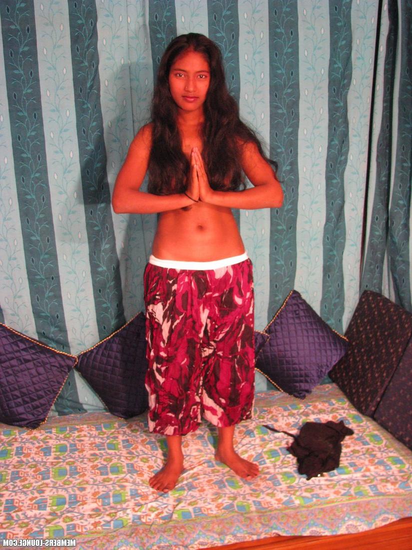 15P Adolescente india juega con su cabello mientras muestra sus tetas y su coño también