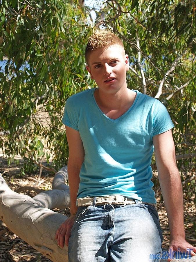 20P El adorable rubio gay Bryce H acaricia su enorme polla mientras toma el sol al aire libre