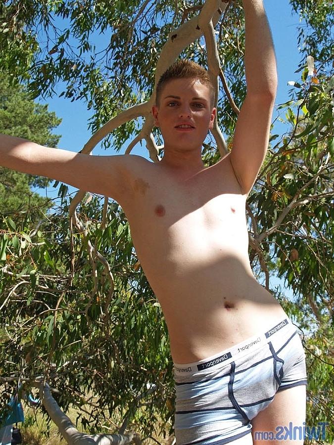 20P El adorable rubio gay Bryce H acaricia su enorme polla mientras toma el sol al aire libre