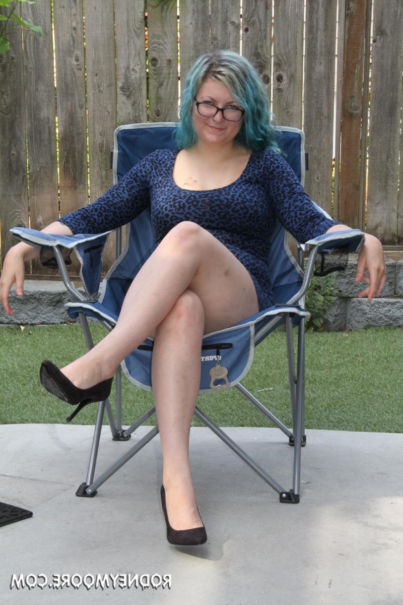 20P Kinky hottie Blue Ruin displays her big ass and hairy pussy in the back yard