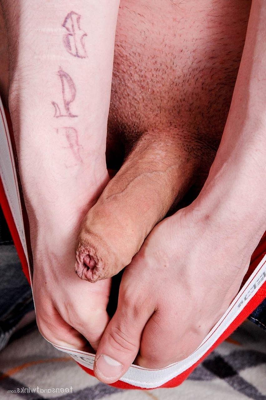 20P Rubio gay pervertido Maxim metiéndose los dedos en el culo y acariciando su gran polla en solitario