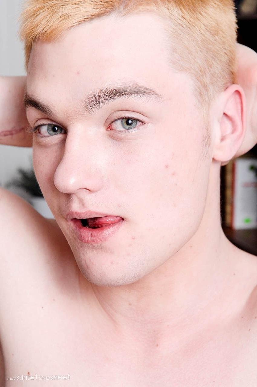 20P Rubio gay pervertido Maxim metiéndose los dedos en el culo y acariciando su gran polla en solitario