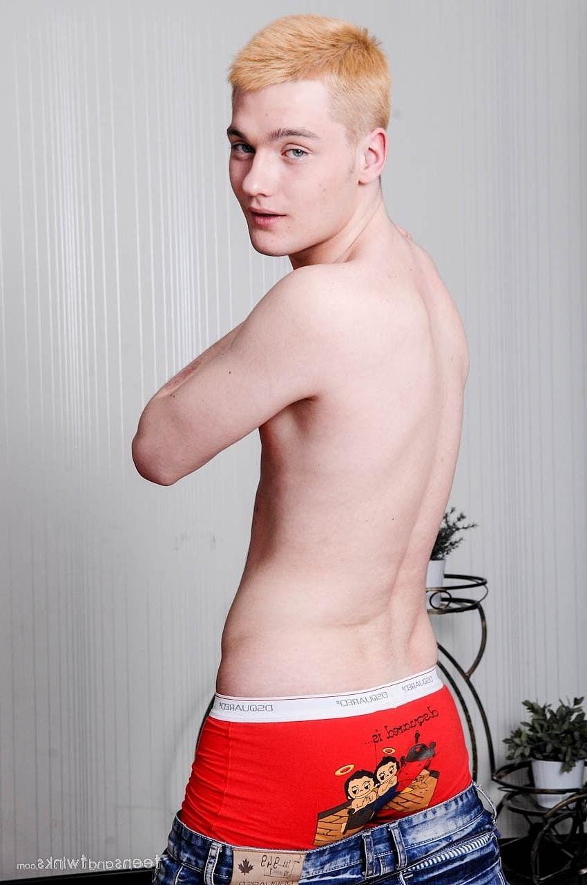20P Rubio gay pervertido Maxim metiéndose los dedos en el culo y acariciando su gran polla en solitario