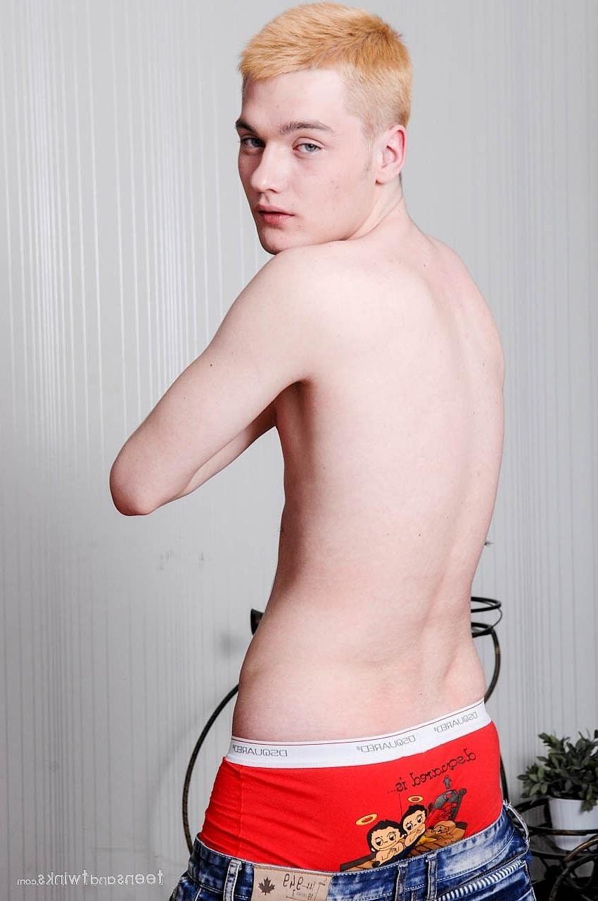 20P Rubio gay pervertido Maxim metiéndose los dedos en el culo y acariciando su gran polla en solitario
