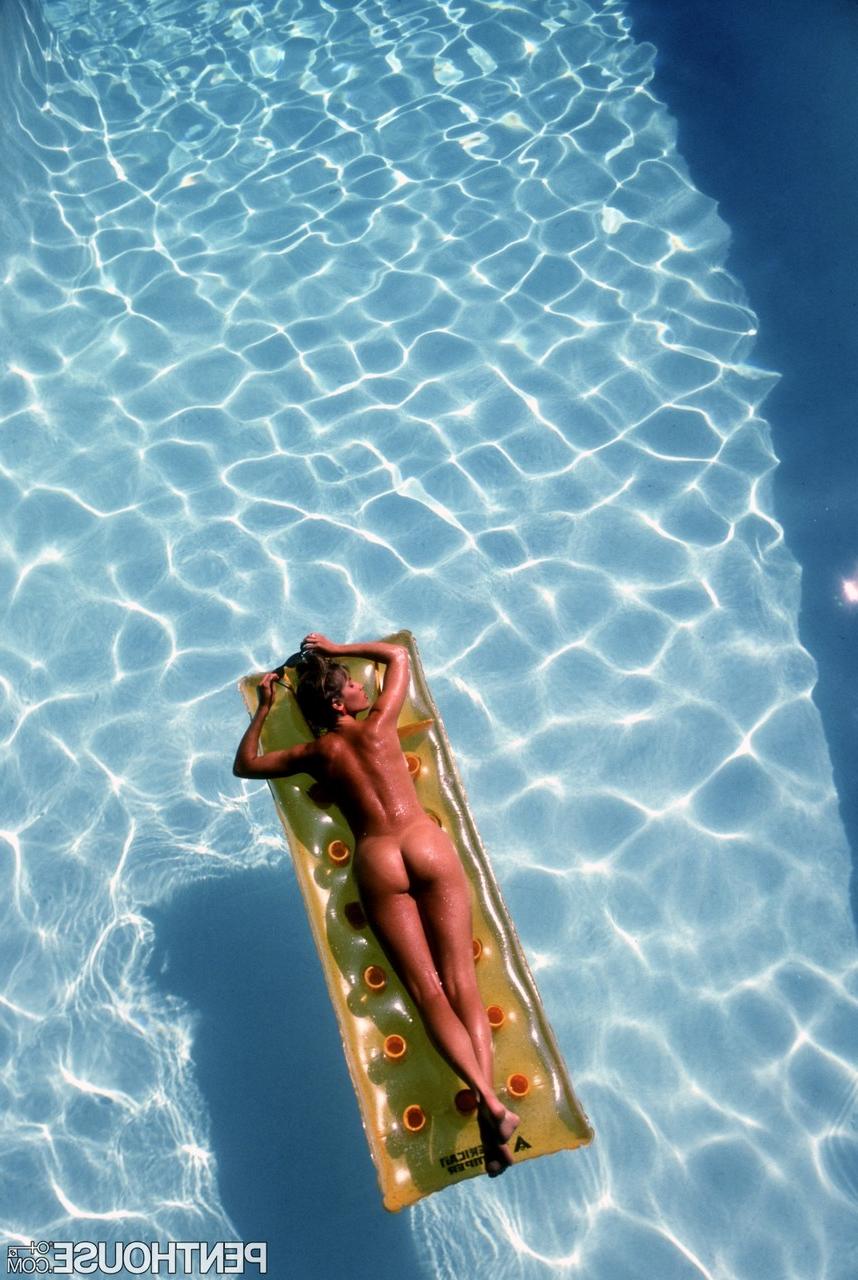12P La modelo Cindy Steele muestra su ardiente cuerpazo mientras posa con sus provocativos outfits