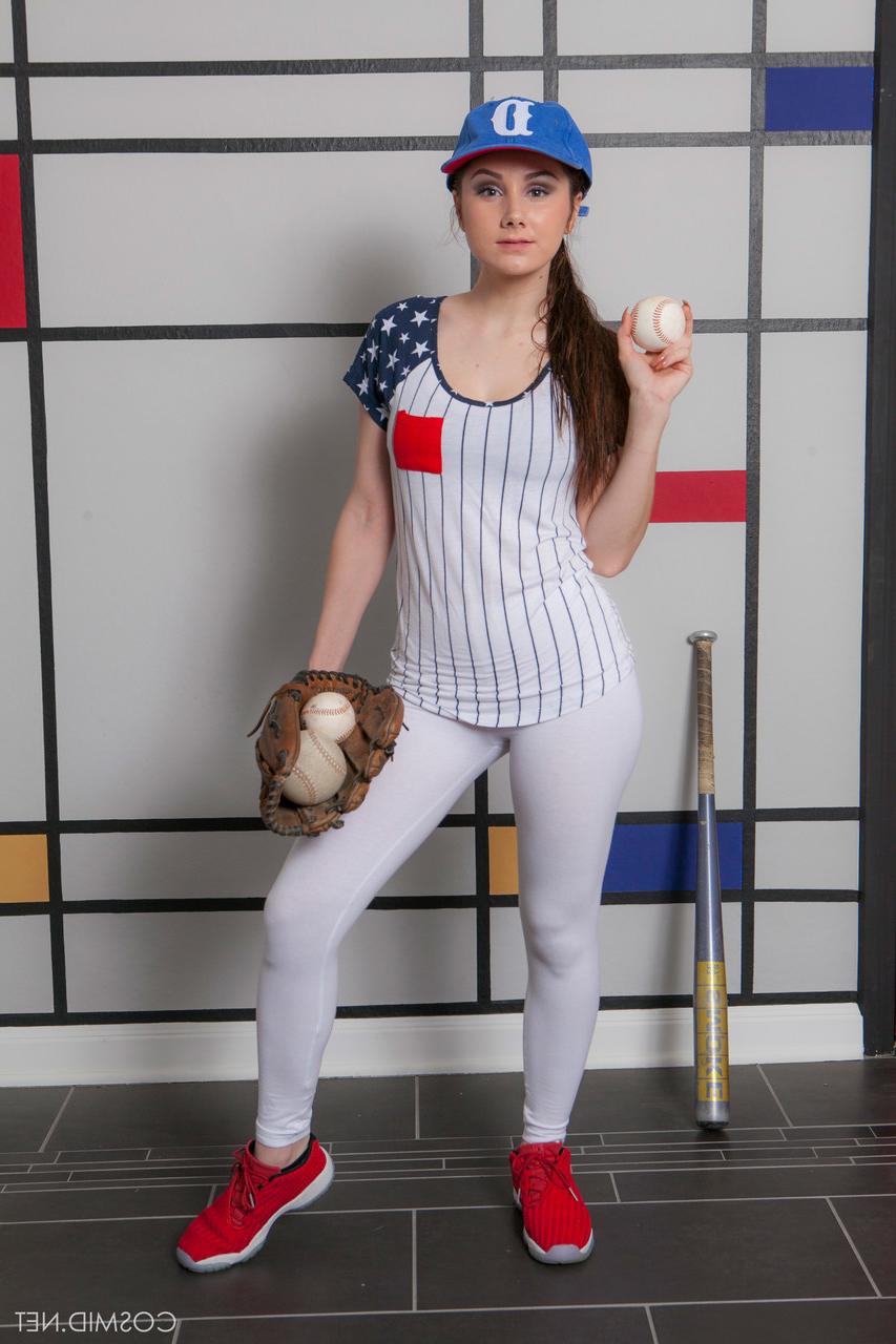 16P Das vollbusige Mädchen Scarlett Jo zieht ihre Baseballuniform aus, um nackt mit einer Mütze zu modeln