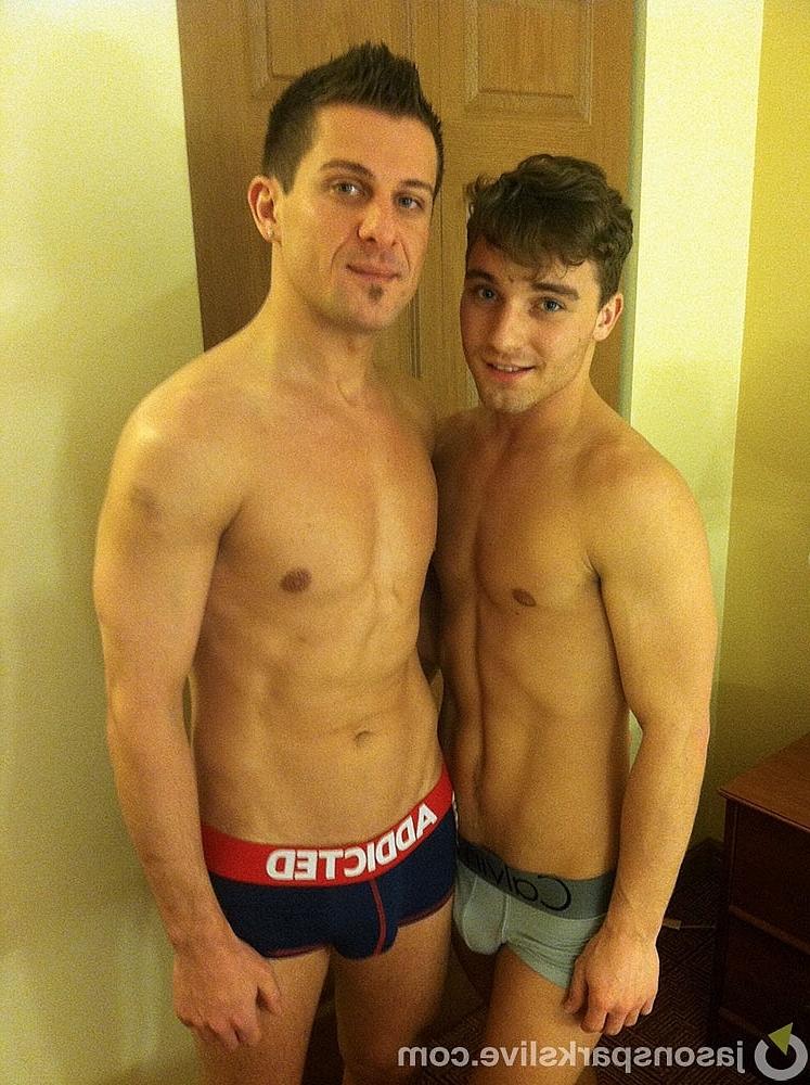 20P Homens gays gostosos Tali Mercielago e Tyler Morgan fazem sexo anal após preliminares orais