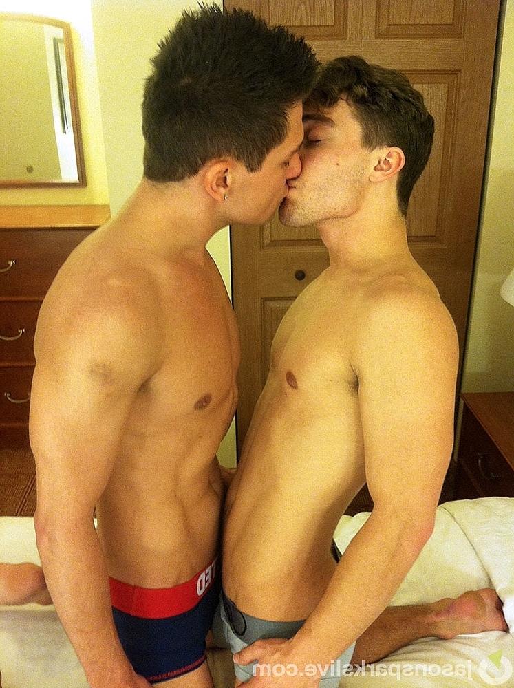 20P Homens gays gostosos Tali Mercielago e Tyler Morgan fazem sexo anal após preliminares orais