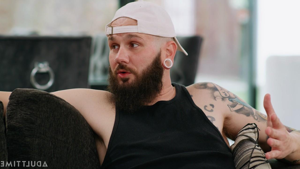 20P El bombón tatuado Johnny Hill es bordeado y follado por el oso gay Zak Bishop