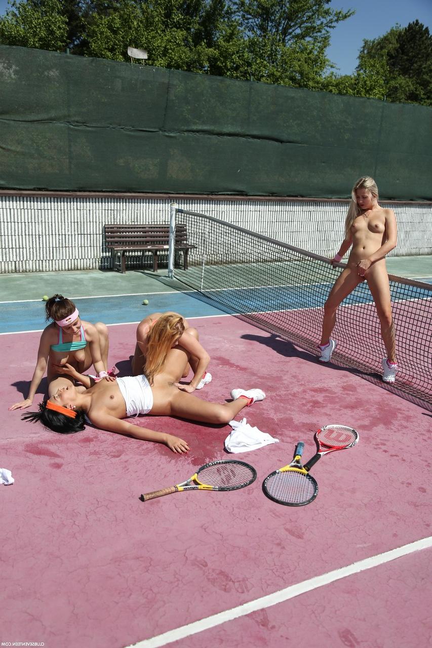 20P Die Tennisspielerinnen Cayla A, Antonia S, Chrissy Fox und Ana Rose ficken auf dem Platz