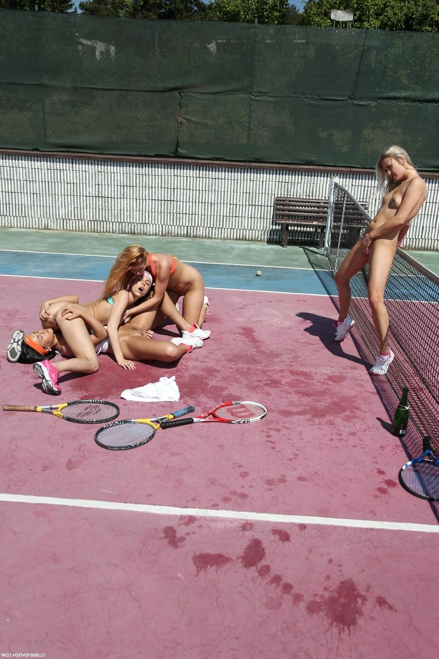20P Die Tennisspielerinnen Cayla A, Antonia S, Chrissy Fox und Ana Rose ficken auf dem Platz