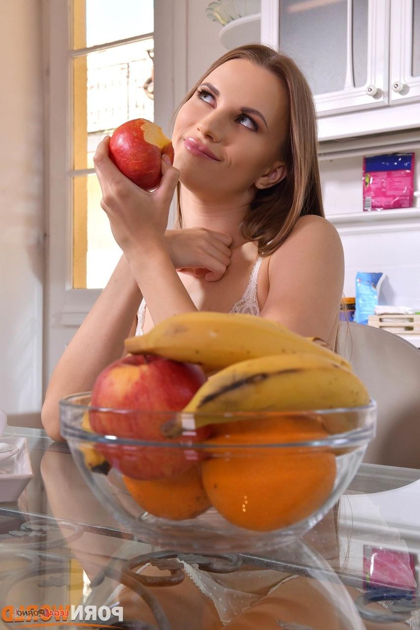 20P A adolescente russa gostosa Stella Flex tenta fazer sexo anal com o marido na cozinha