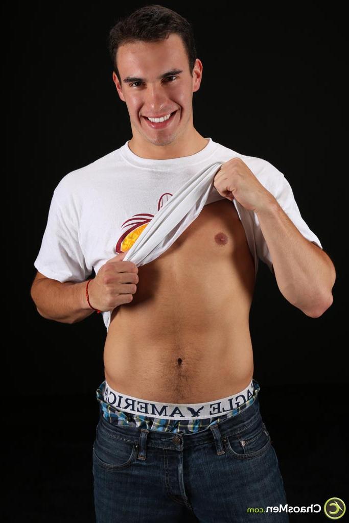 20P El encantador jovencito moreno Sawyer revela su cuerpo delgado, su polla dura y su culo peludo
