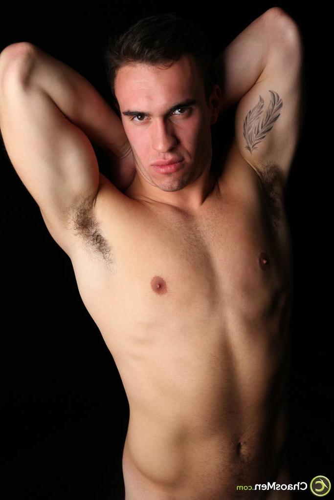 20P El encantador jovencito moreno Sawyer revela su cuerpo delgado, su polla dura y su culo peludo