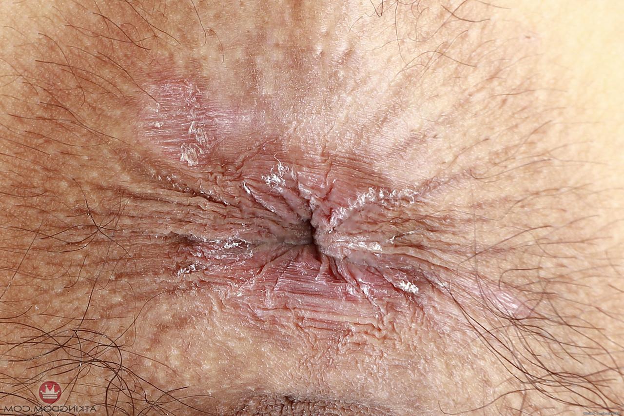 20P La joven amateur Iris Ivy muestra su pequeño cuerpo y abre su coño peludo