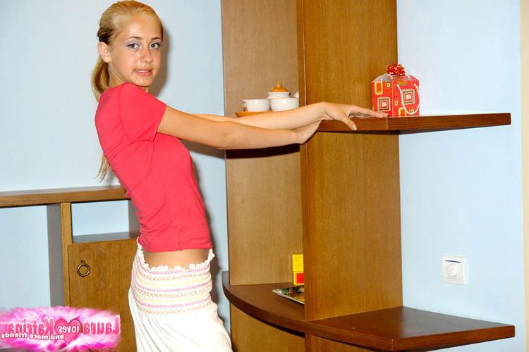 10P Hübscher Teenager modelliert bei nicht-nackter Solo-Action einen langen Rock