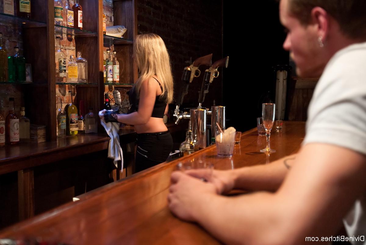 20P American bartender Dia Zerva blows off a stranger in front of her cuckold