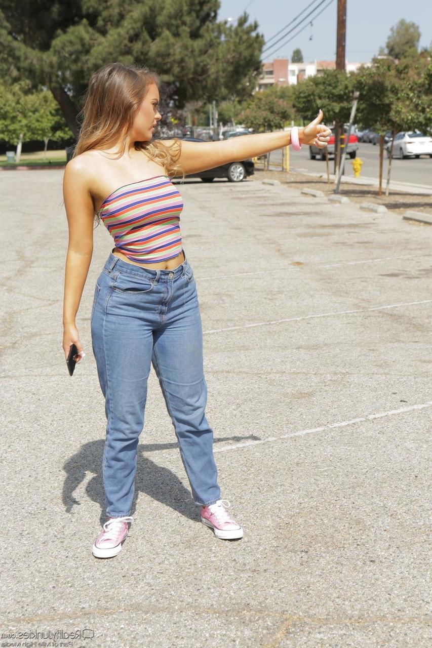 19P Die vollbusige Brünette River Fox lässt sich ihre engen Jeans ausziehen und in den Muff ficken