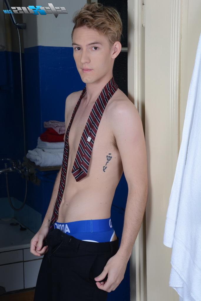20P Horny twinks Jaxon Radoc and Orlando White pose before banging hard
