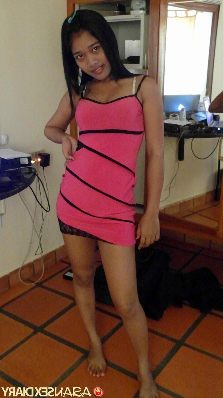 19P A adolescente asiática morena Lyn é acordada e fodida por trás pela manhã