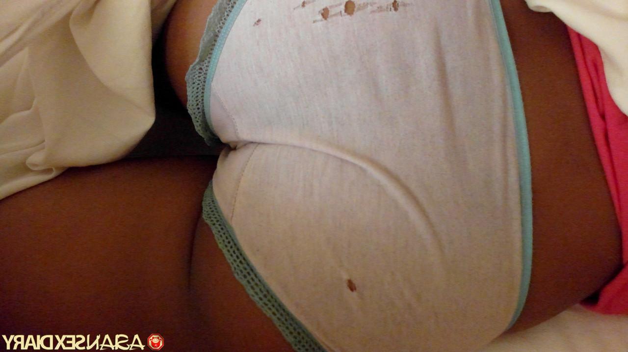 19P A adolescente asiática morena Lyn é acordada e fodida por trás pela manhã