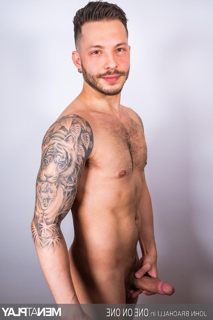 19P Latino gay tatuado John Brachalli frota su gran polla y muestra su botín