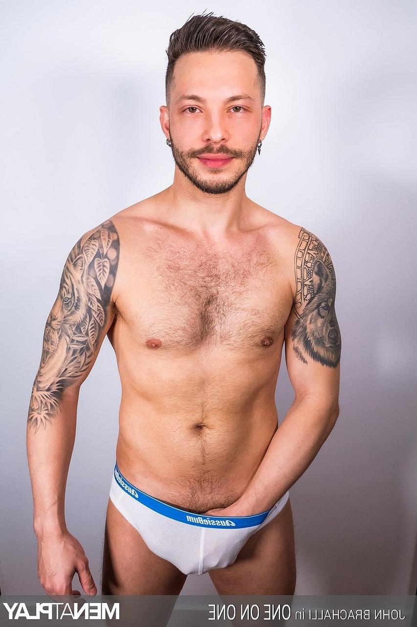 19P Latino gay tatuado John Brachalli frota su gran polla y muestra su botín