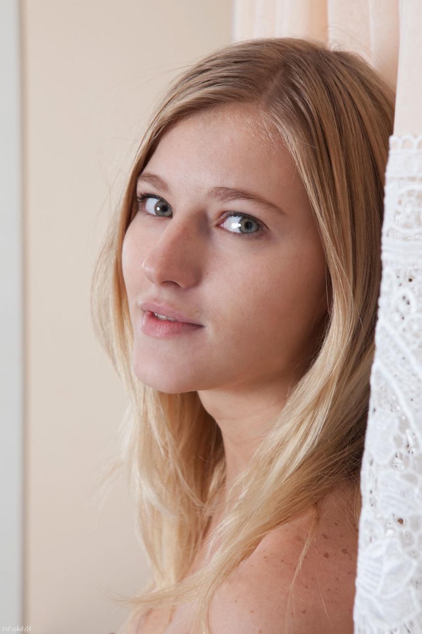 20P Amateur-Teenie Mila enthüllt langsam ihren heißen Körper und neckt mit ihrer Fotze