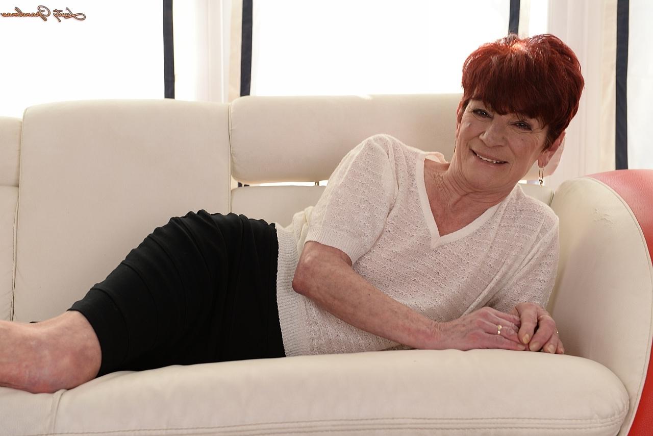 16P La abuela pelirroja angela reed expone su cuerpo flaco y pecoso y sus tetas pequeñas
