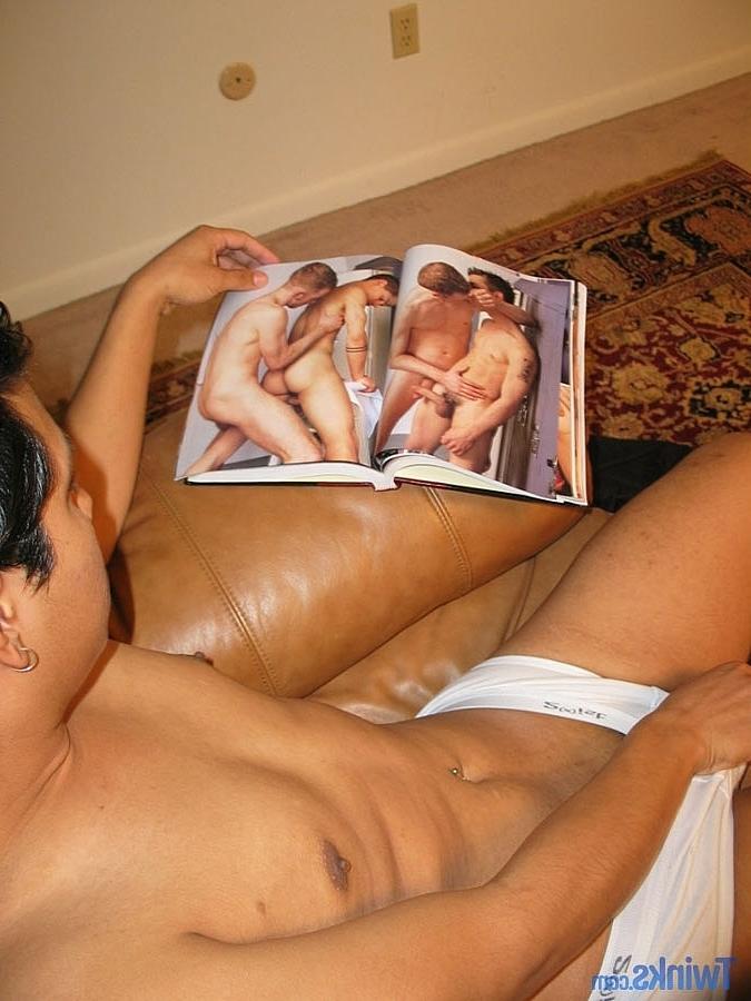 20P Le minet chaud Carlos F se déshabille et branle sa bite dure jusqu'à ce qu'il éjacule
