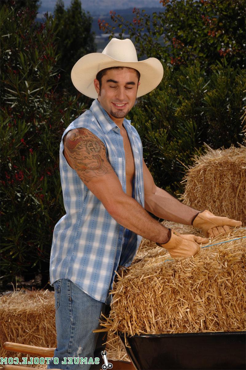 20P Le beau cow-boy gay Samuel O'Toole pose nu et se masturbe dans le foin
