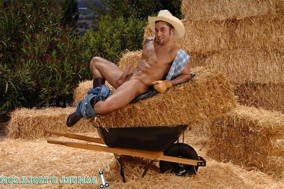 20P Le beau cow-boy gay Samuel O'Toole pose nu et se masturbe dans le foin