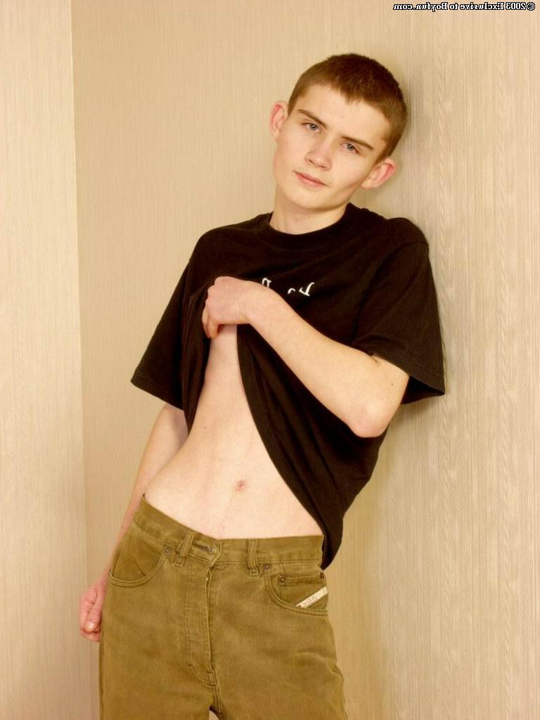 20P Viktor, un jeune gay maigre, frotte sa bite poilue et son gros cul