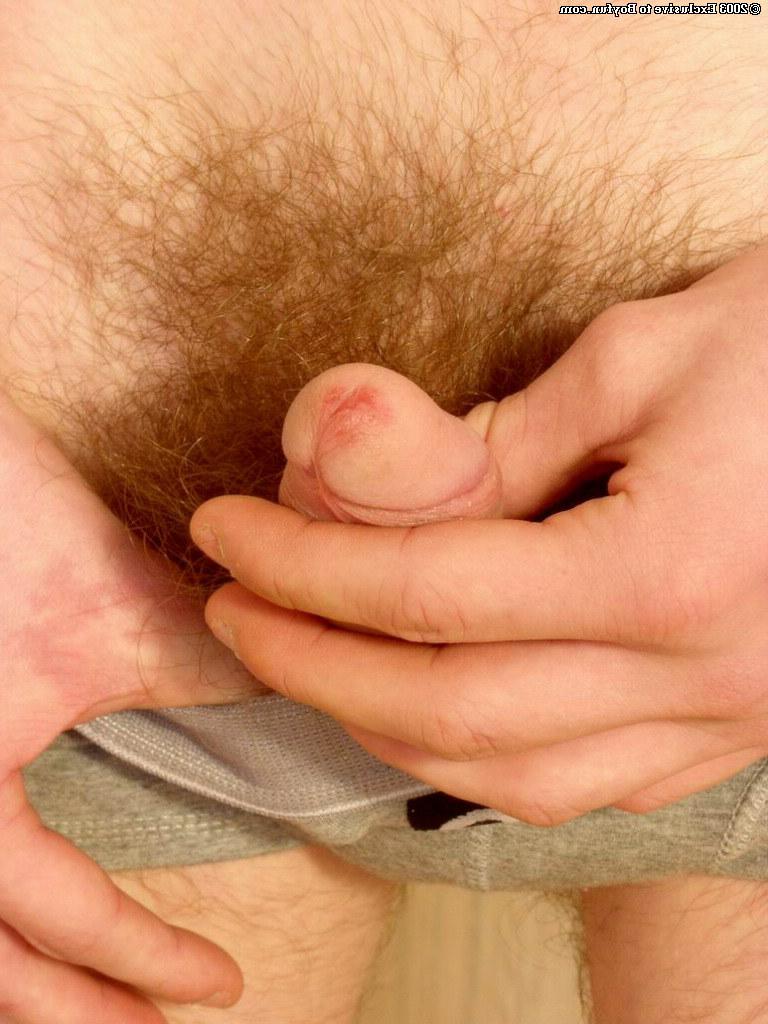 20P Viktor, un jeune gay maigre, frotte sa bite poilue et son gros cul