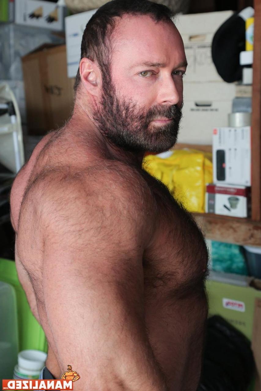 20P El impresionante oso peludo Brad Kalvo le mete la polla al culturista Armond Rizzo