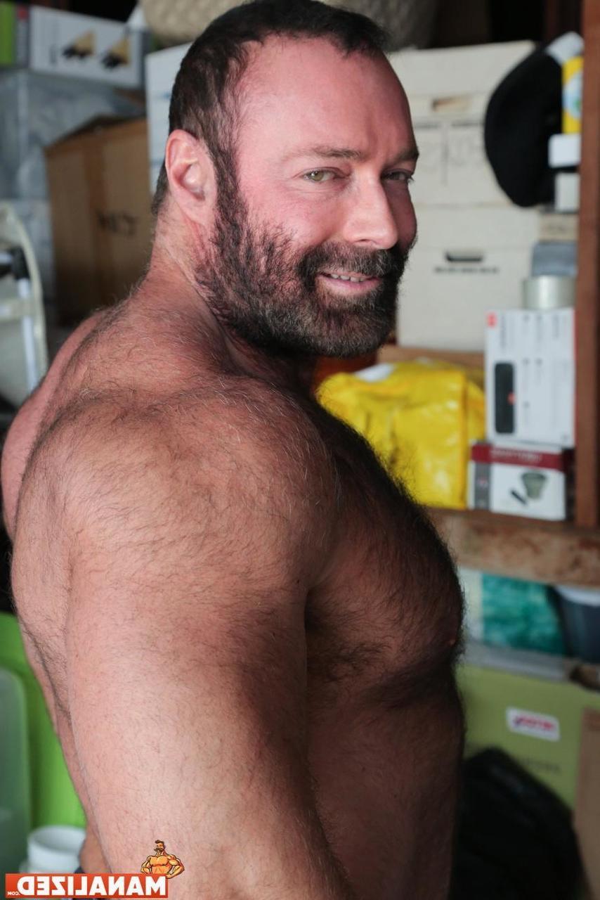20P El impresionante oso peludo Brad Kalvo le mete la polla al culturista Armond Rizzo