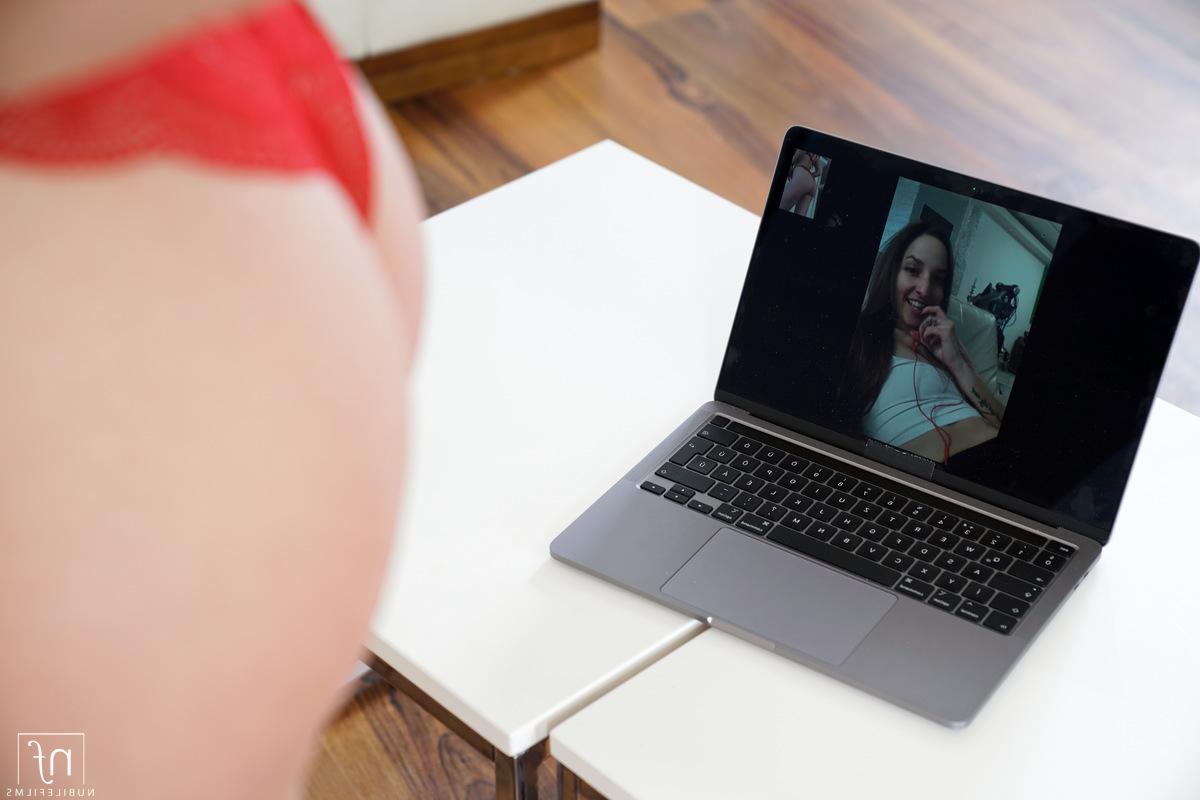 16P A linda Bella Rico leva uma surra depois de ser pega se masturbando em um filme pornô