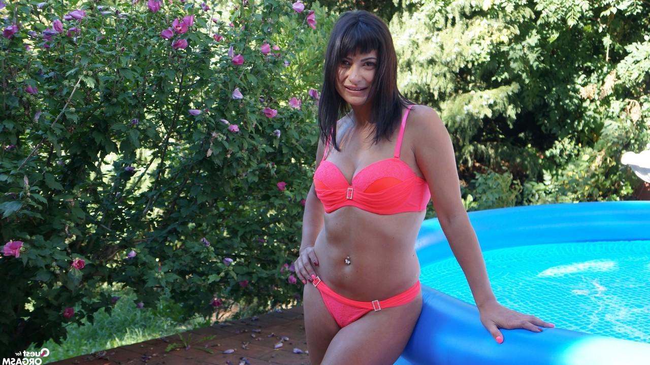 17P かわいい熟女テラ・ジョイがバイブレーターを使用し、ソロプレイで彼女の角質のマンコを指で弄る