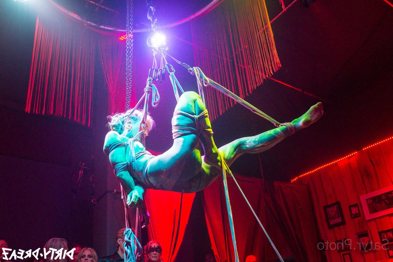 16P Lily Lu and Anuskatzz find themselves suspended during a live sex show