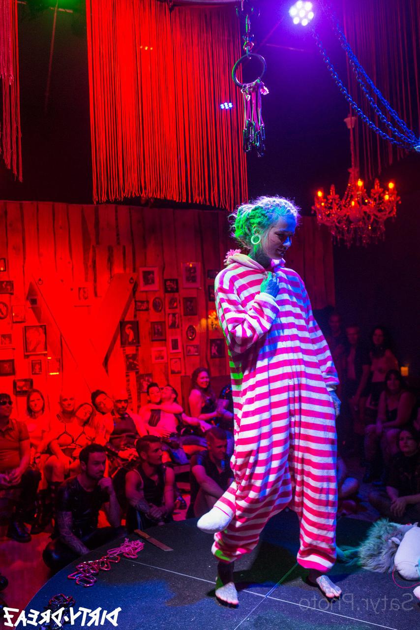 16P Lily Lu and Anuskatzz find themselves suspended during a live sex show