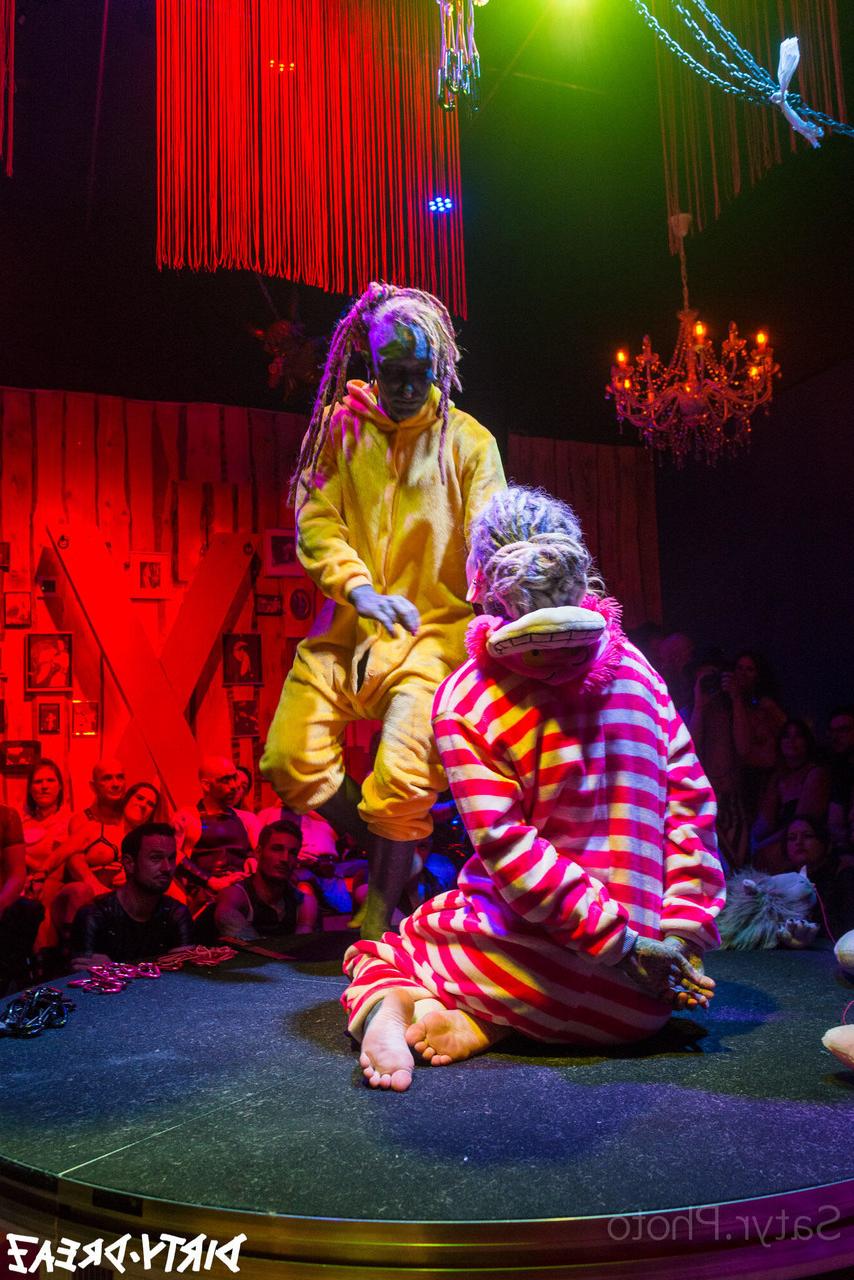 16P Lily Lu and Anuskatzz find themselves suspended during a live sex show