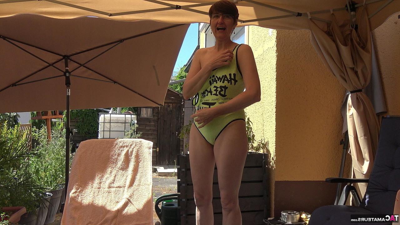 16P Mulher amadora Hotmilf fica totalmente nua em uma espreguiçadeira no pátio