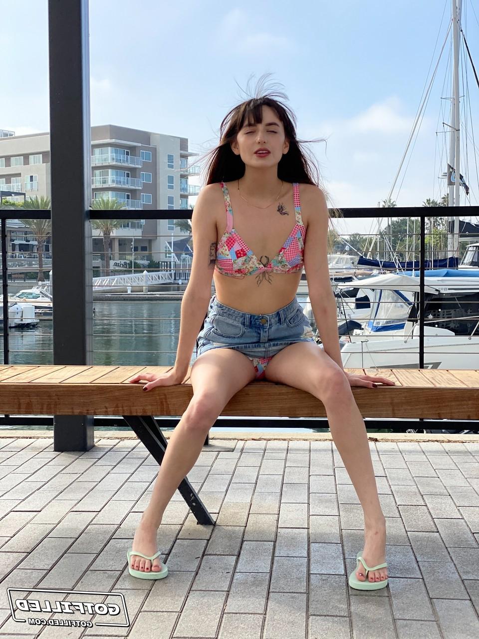 20P La delgada morena Lana Smalls prueba una polla antes de montarla en POV