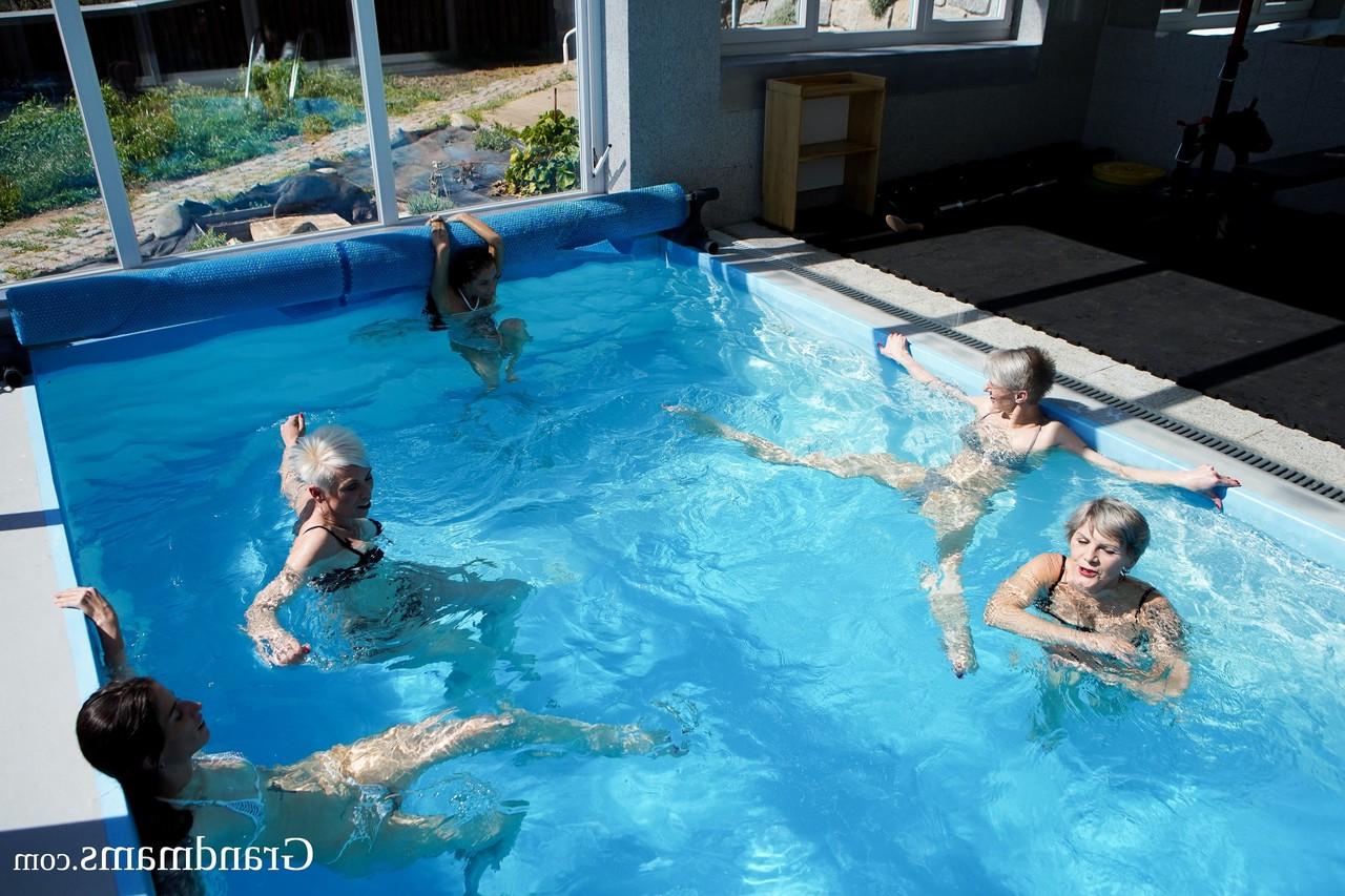 20P Die reifen Frauen Valentina Sierra und Belinda Bee ficken junge Männer bei einer Orgie am Pool