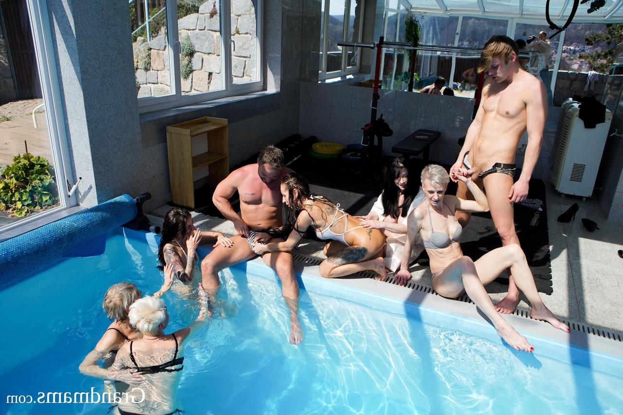 20P Die reifen Frauen Valentina Sierra und Belinda Bee ficken junge Männer bei einer Orgie am Pool