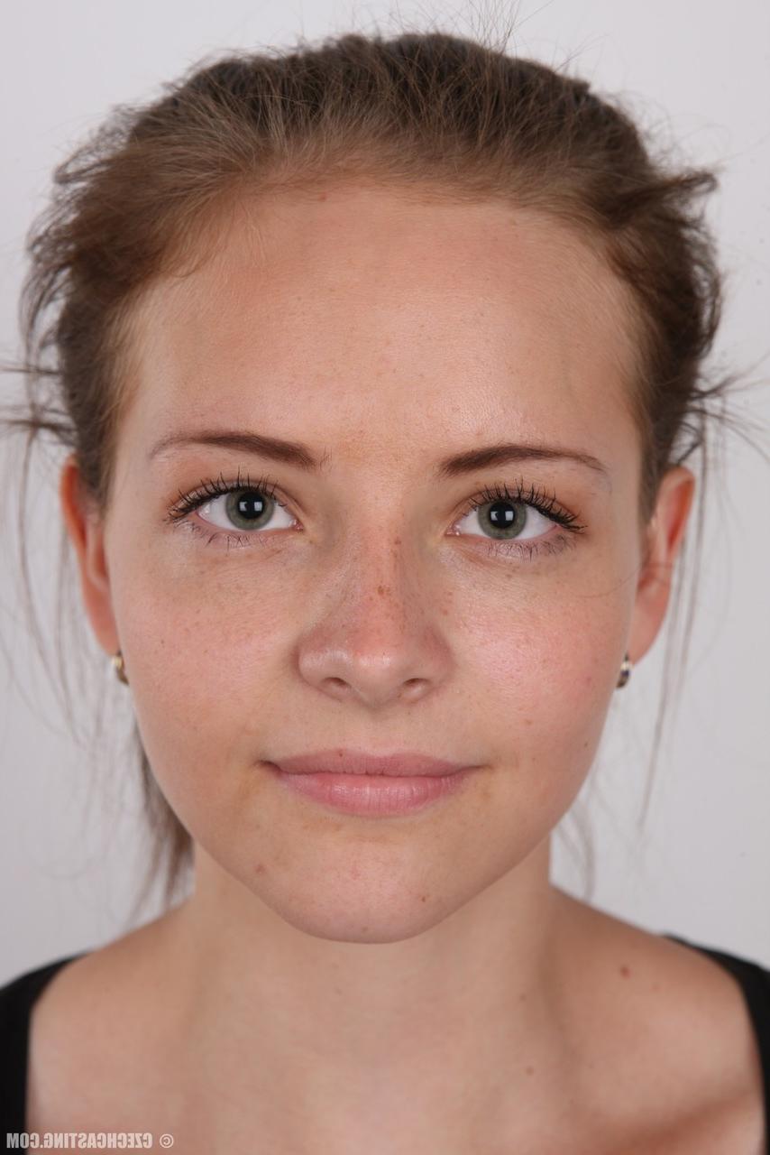 20P Das junge Mädchen Magdalena zieht ihren Rock und dann ihre Unterwäsche aus, um nackt zu posieren