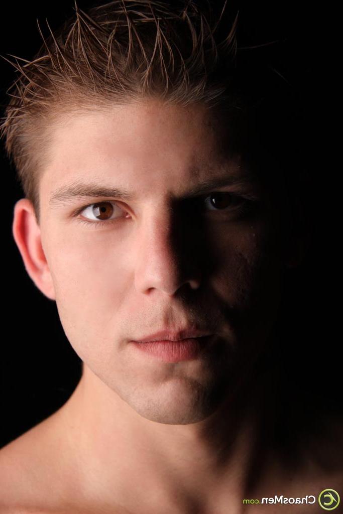 20P Slender gay model Brayden Jaymes strips & shows his ass before receiving a BJ